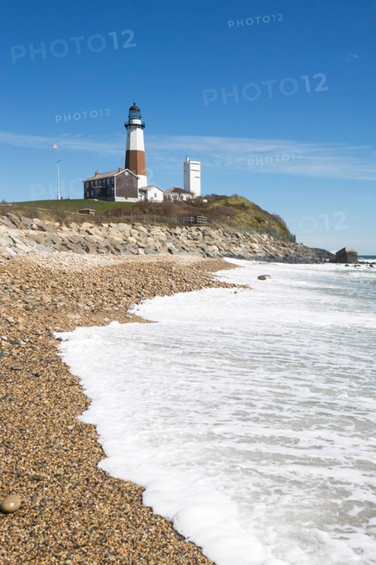 USA, New York, Long Island, Montaurk, Coastline with lighthouse. Photo : fotog