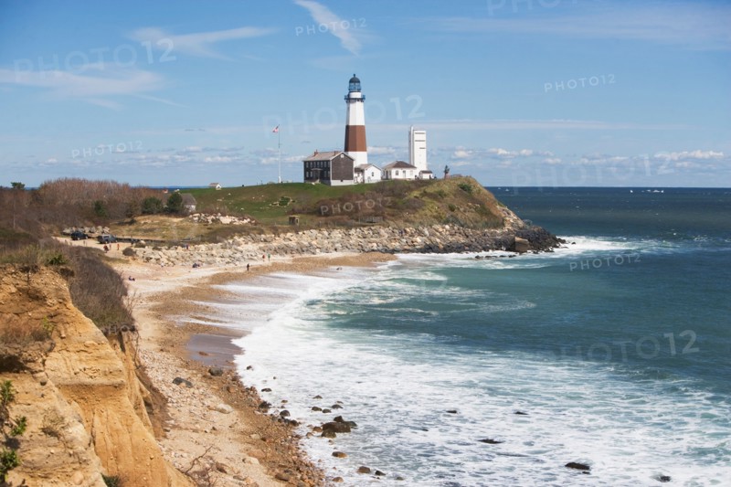 USA, New York, Long Island, Montaurk, Coastline with lighthouse. Photo: fotog