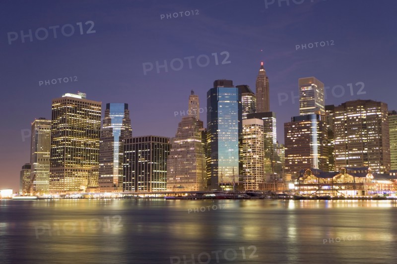 USA, New York State, New York City, City skyline at dusk. Photo : fotog