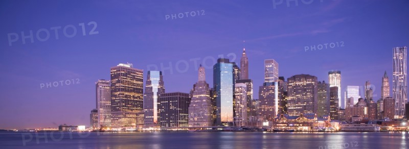 USA, New York State, New York City, City skyline at dusk. Photo : fotog