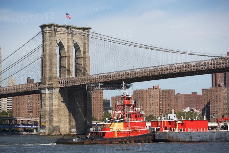 USA, New York State, New York City, Barge under Brooklyn Bridge. Photo : fotog