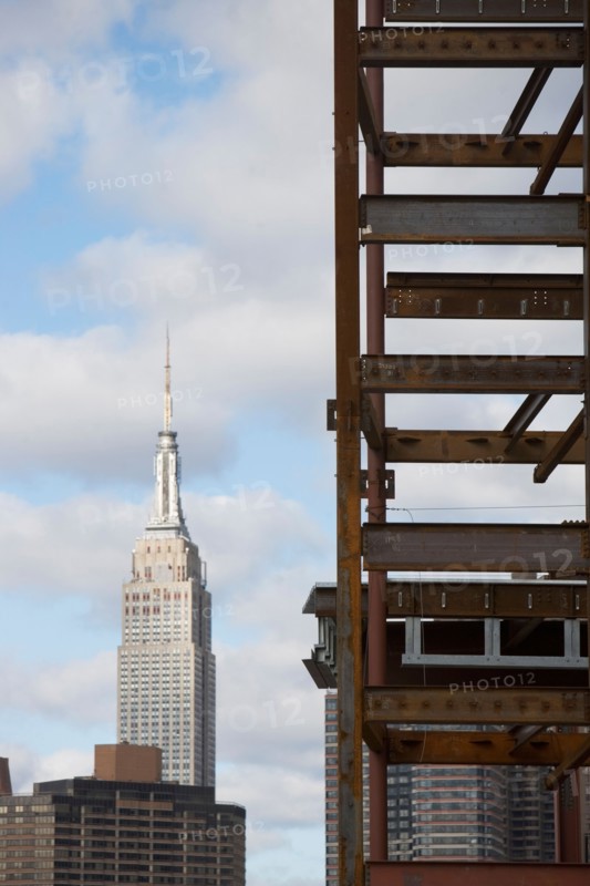 USA, New York State, New York City, Construction site and skyscrapers in background. Photo : fotog