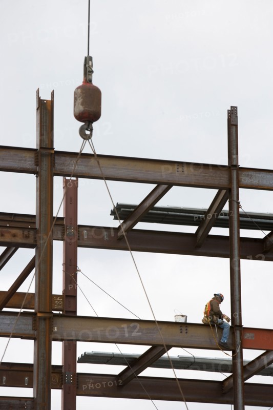 USA, New York State, New York City, Construction worker on crane. Photo : fotog