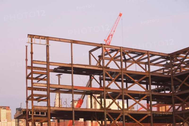 USA, New York City, Crane with unfinished built structure. Photo : fotog