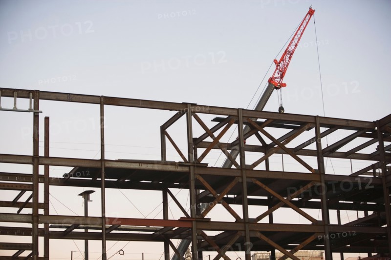 USA, New York City, Crane with unfinished built structure. Photo : fotog
