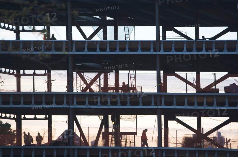 Group oaf construction workers working on unfinished structure. Photo: fotog