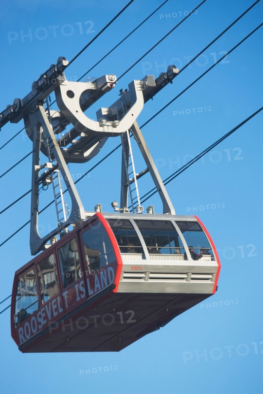 USA, New York City, Low angle view of Roosevelt Island Tram gondola. Photo : fotog