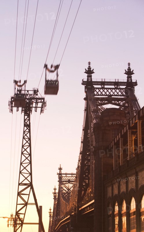USA, New York City, Manhattan, Queensboro Bridge and Roosevelt Island Tram. Photo : fotog