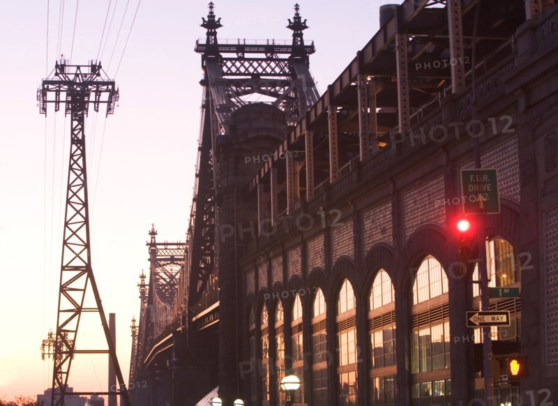 USA, New York City, Manhattan, Queensboro Bridge and Roosevelt Island Tram. Photo: fotog