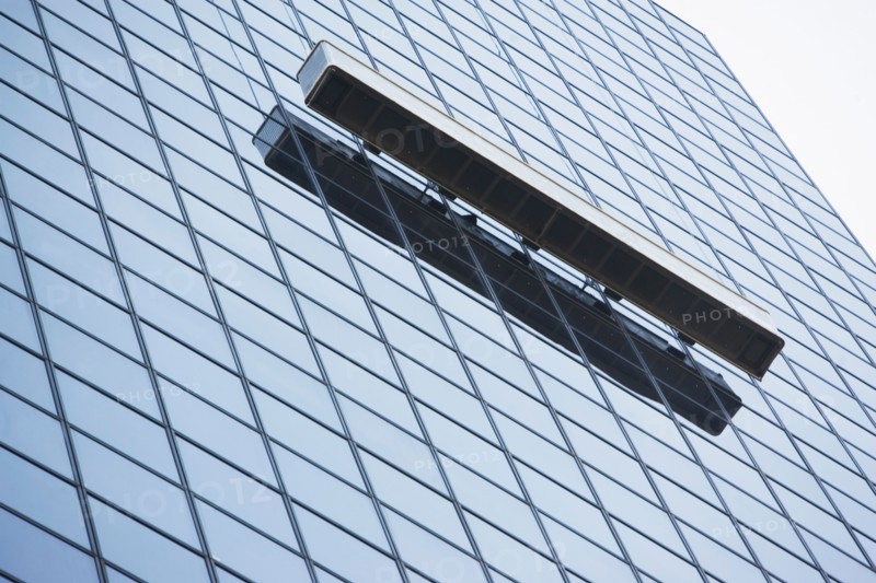 USA, New York City, Manhattan, Window cleaning outside office block. Photo : fotog