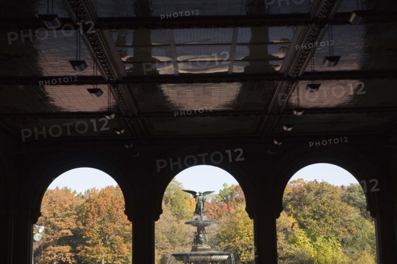 USA, New York City, Central Park, Bethesda Fountain with angel statue as seen through ach colonnade. Photo : fotog