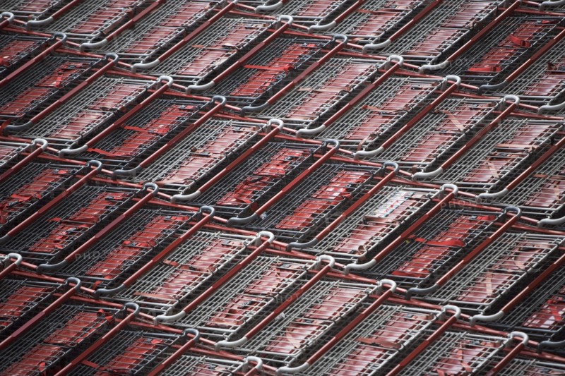 Full frame shot of supermarket trolleys. Photo : fotog