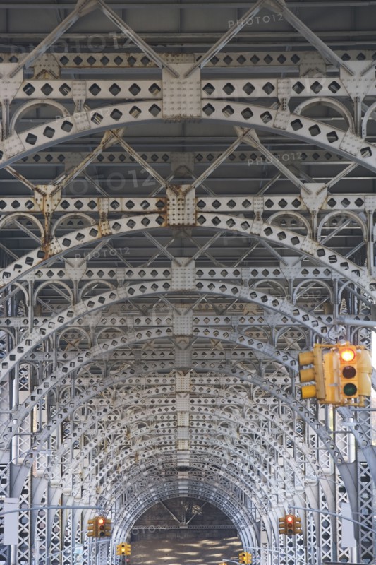 USA, New York City, Traffic lights under bridge. Photo : fotog