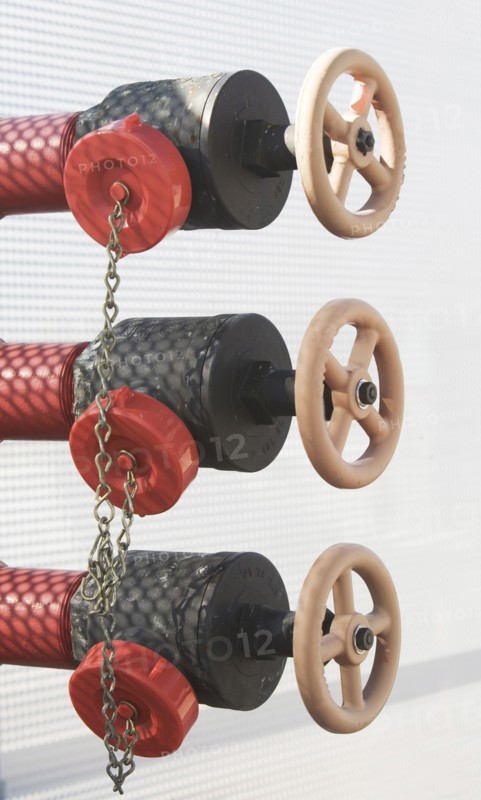 Three valves in a row. Photo : fotog