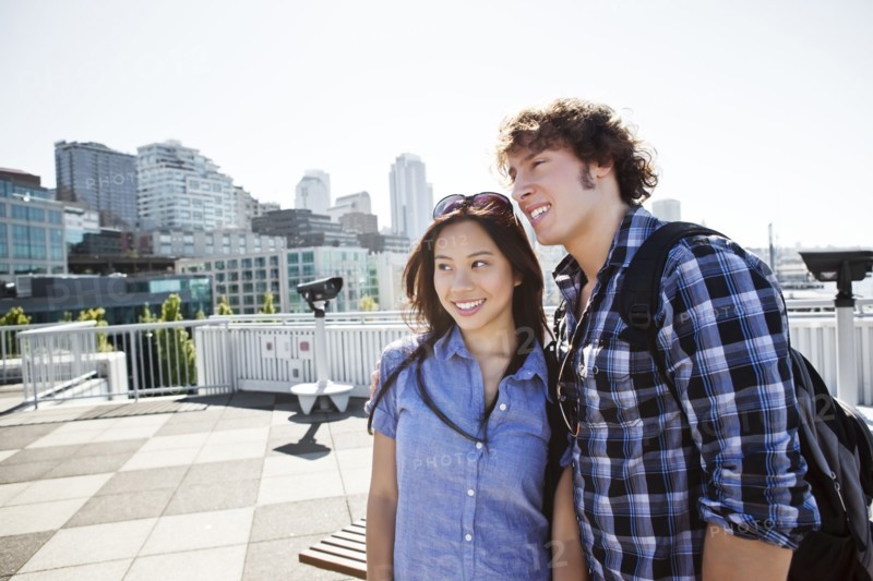 USA, Washington, Seattle, Young couple sightseeing. Photo: Take A Pix Media