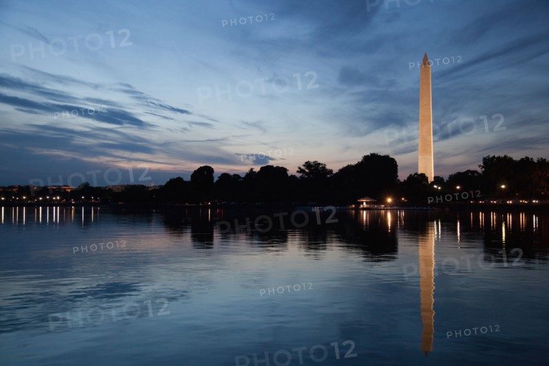 USA, Washington DC, Washington Monument reflecting in water at dusk. Photo: Johannes Kroemer