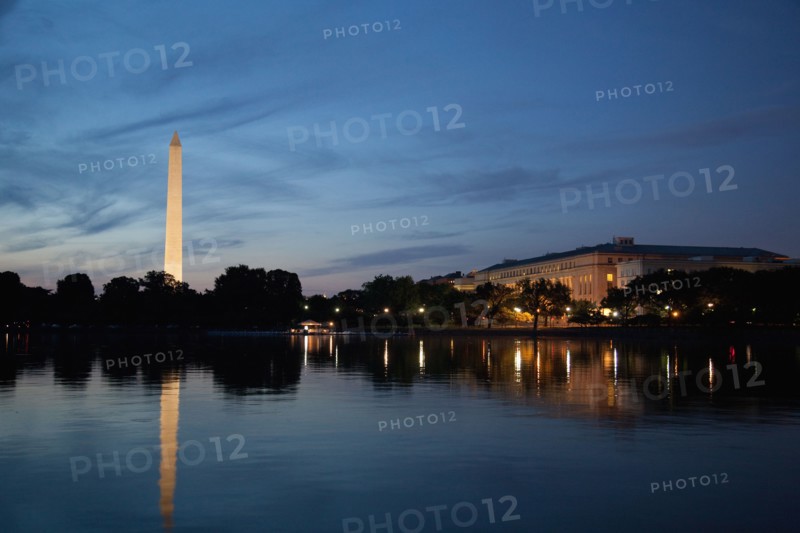 USA, Washington DC, Washington Monument reflecting in water at dusk. Photo: Johannes Kroemer