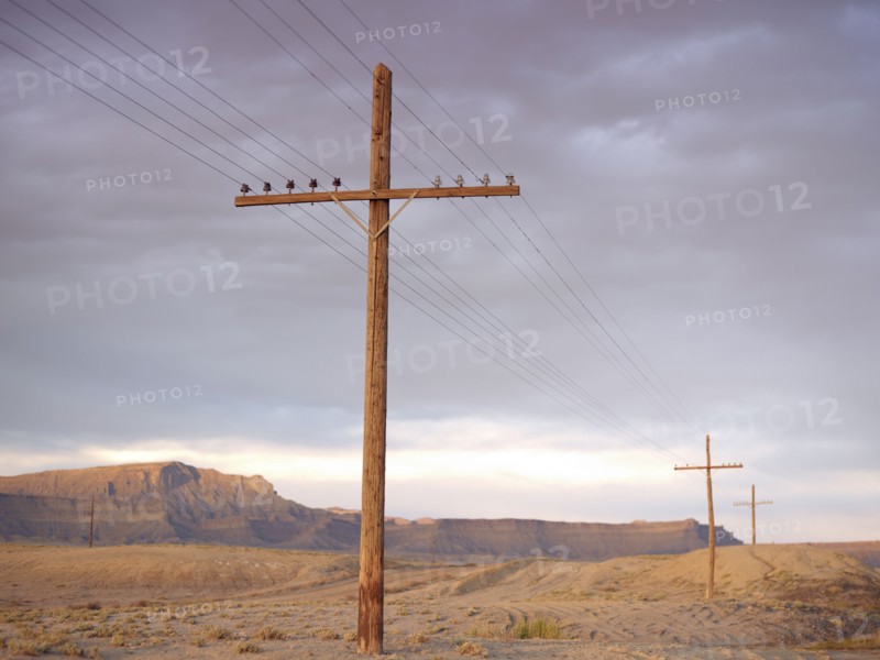 USA, Utah, Desert landscape with power lines. Photo : John Kelly