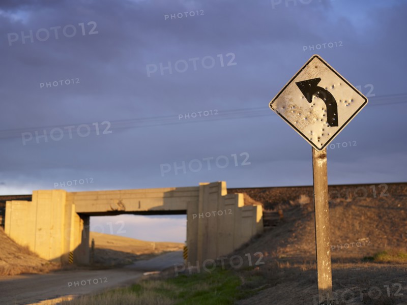USA, Utah, Road sign and train viaduct. Photo : John Kelly
