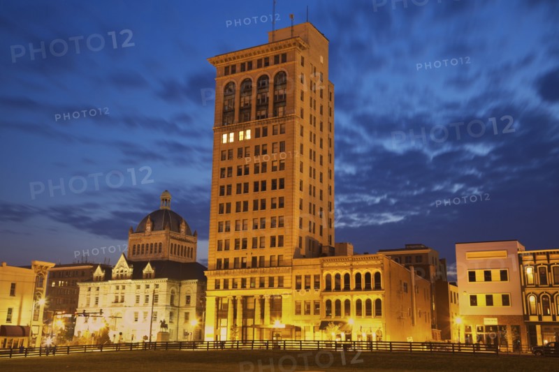 USA, Kentucky, Lexington, Courthouse illuminated at dusk. Photo: Henryk Sadura