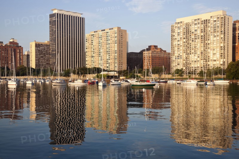 USA, Illinois, Chicago, Marina with apartment buildings. Photo : Henryk Sadura