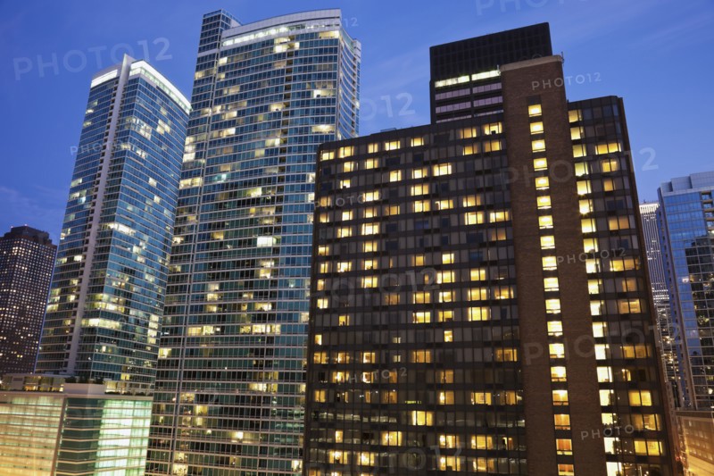 USA, Illinois, Chicago, Office buildings at night. Photo : Henryk Sadura