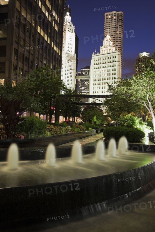 USA, Illinois, Chicago, Fountain and Wrigley Building illuminated at night. Photo : Henryk Sadura