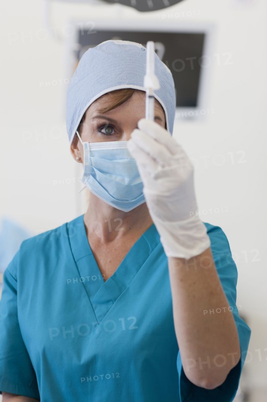 Surgeon preparing injection. Photo: db2stock