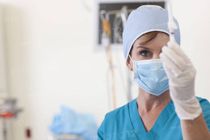 Surgeon preparing injection. Photo: db2stock