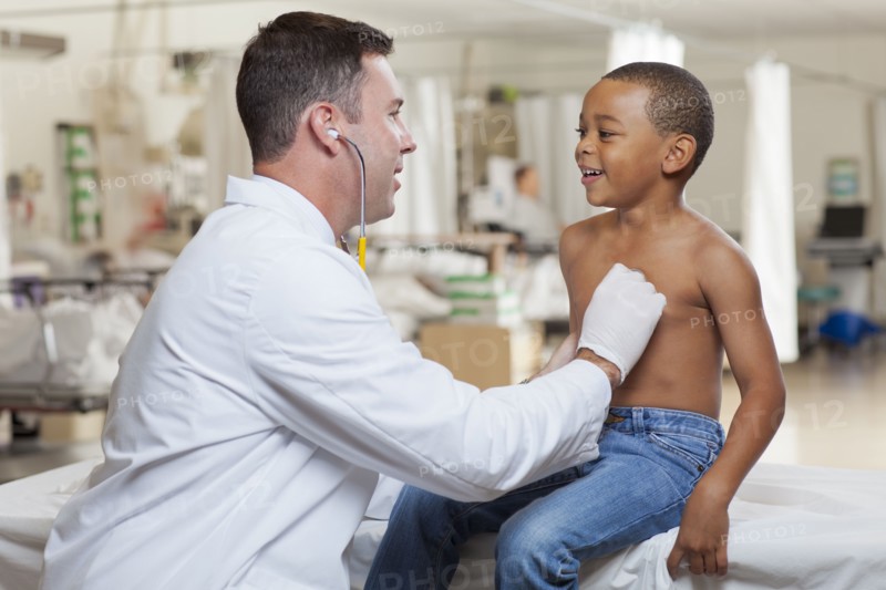 Doctor examining boy (4-5) in hospital. Photo : db2stock