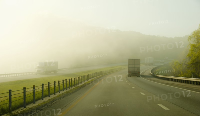 USA, Tennessee, Early morning traffic in fog. Photo: DKAR Images