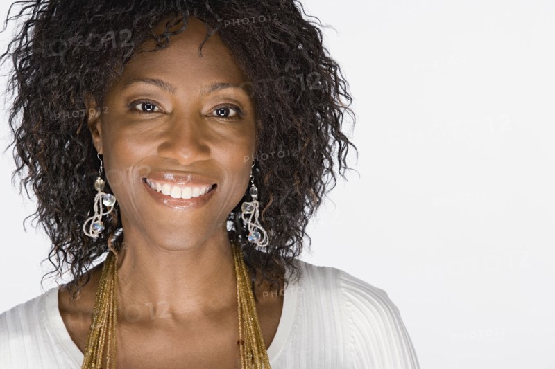 Studio portrait of mature woman. Photo : Rob Lewine