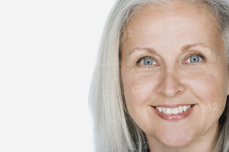 Studio portrait of mature woman. Photo : Rob Lewine