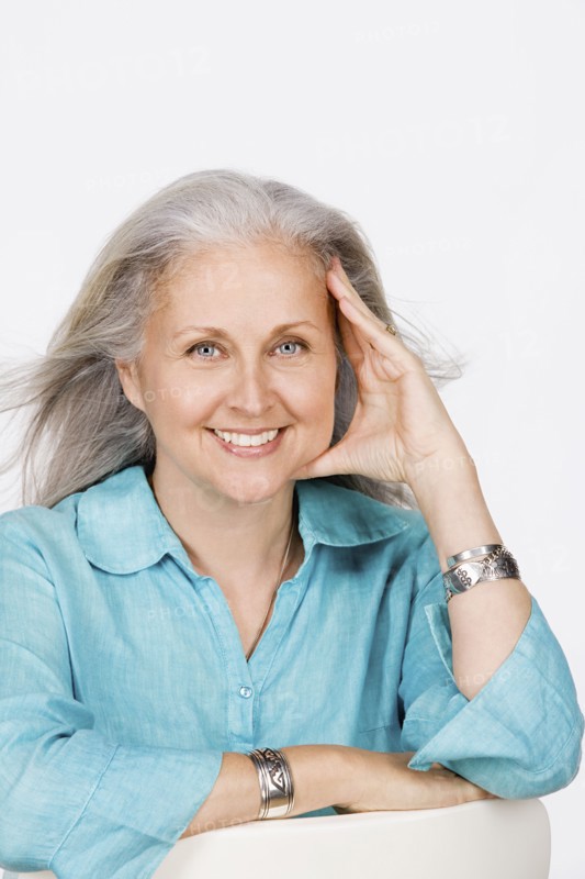 Studio portrait of mature woman. Photo : Rob Lewine