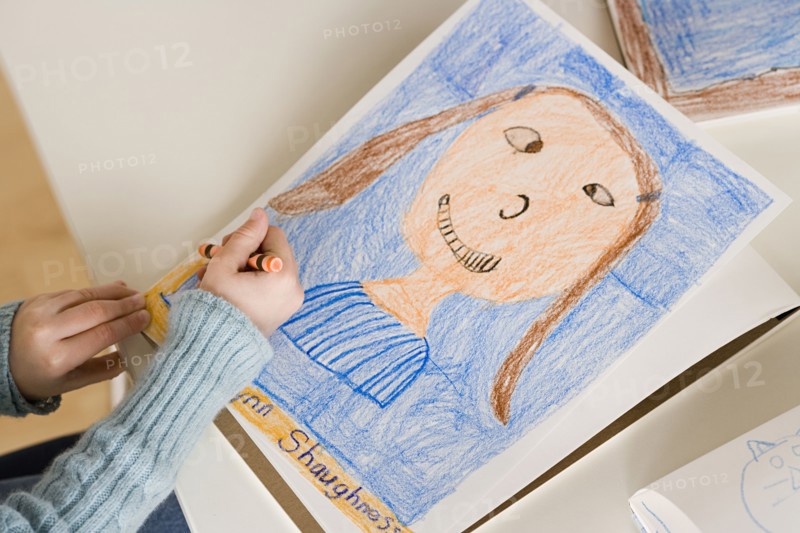 Girl (6-7) drawing portrait. Photo : Rob Lewine