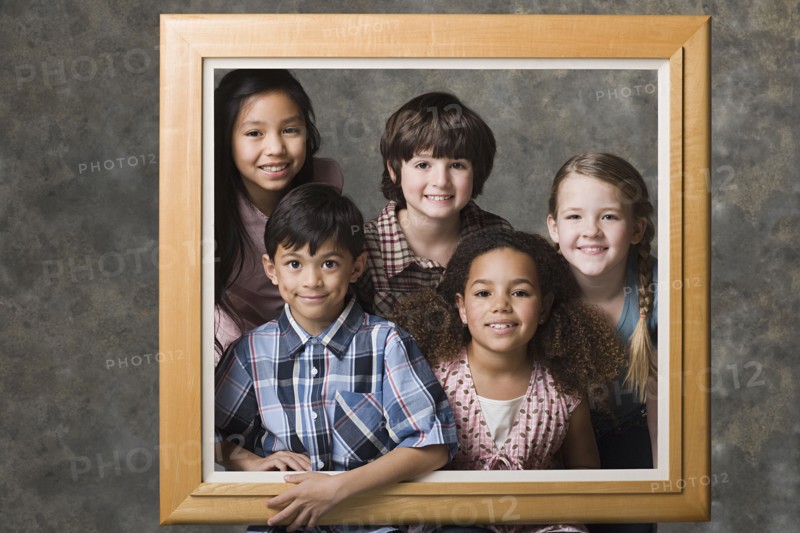 Children (6-7, 8-9) posing together in frame, studio shot. Photo : Rob Lewine