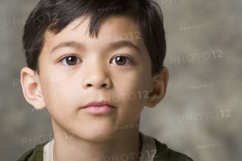 Portrait of boy (8-9), studio shot. Photo : Rob Lewine