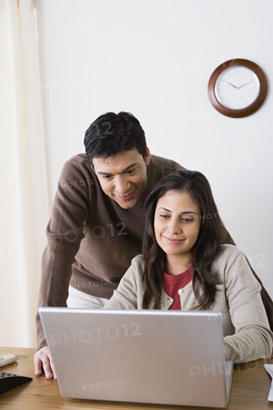 Couple doing paperwork at home. Photo : Rob Lewine