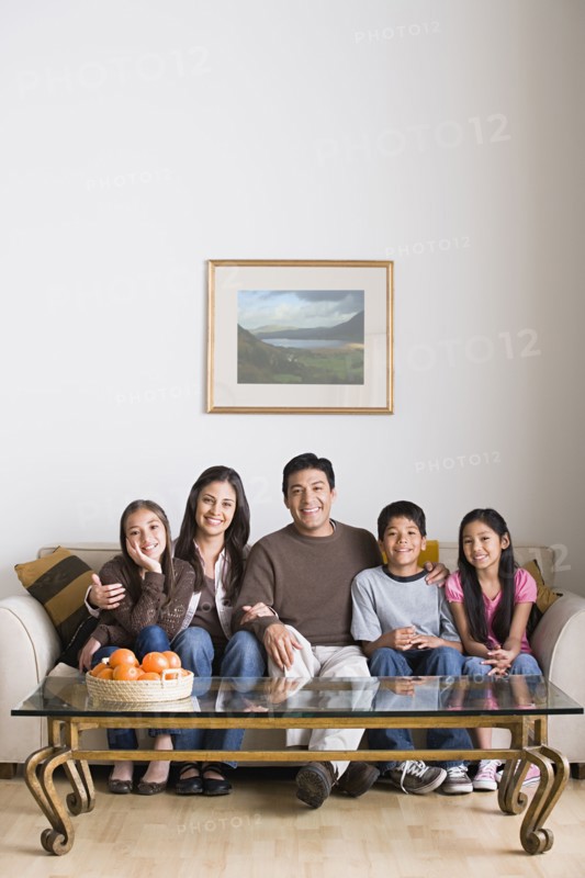 Portrait of family with three children (8-9, 10-11). Photo : Rob Lewine