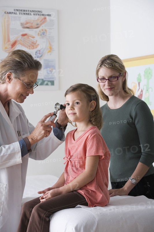 Female doctor examining small girl (4-5). Photo: Rob Lewine