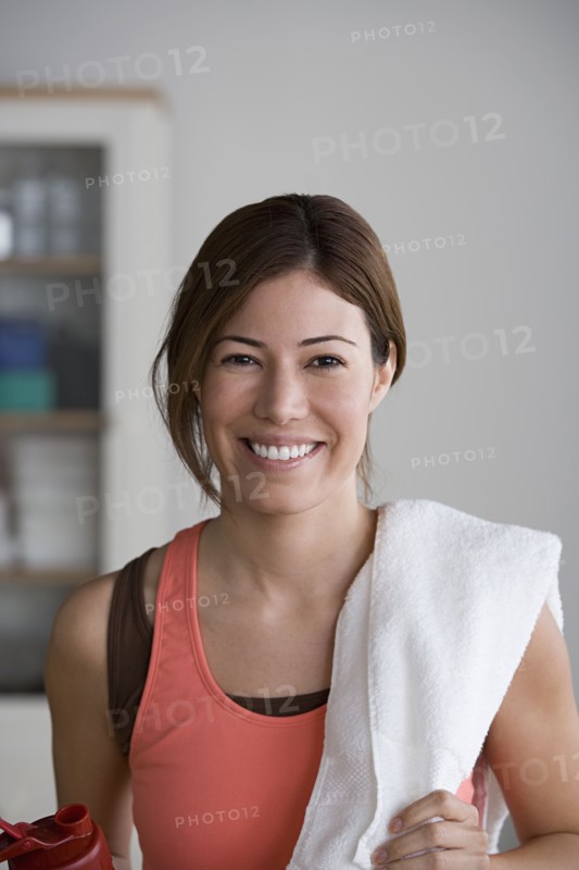 Portrait of smiling woman in gym. Photo : Rob Lewine