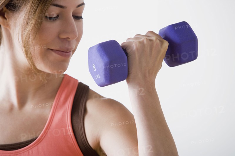 Woman lifting dumbbell. Photo : Rob Lewine