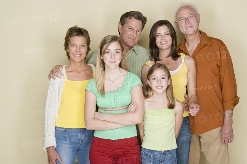 Portrait of two generation family with two girls (8-9, 14-15). Photo : Rob Lewine