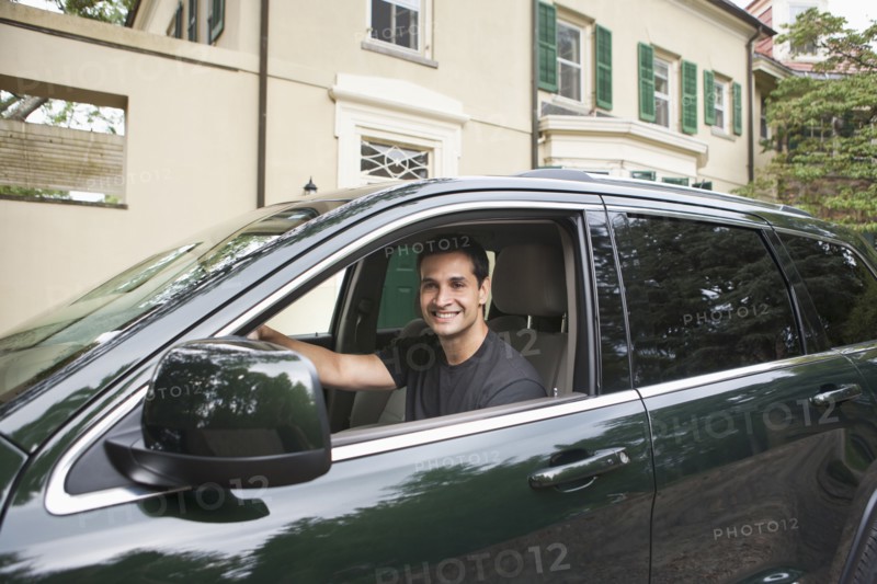 USA, New Jersey, Portrait of man driving car. Photo : Tetra Images