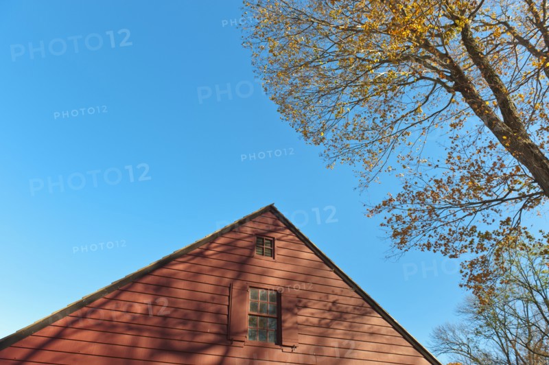 USA, New Jersey, Top of cottage house against blue sky. Photo : Tetra Images