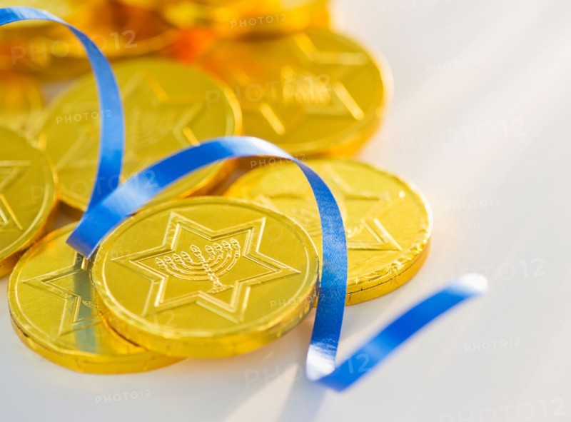 Studio Shot of chocolate coin and blue ribbon. Photo : Daniel Grill