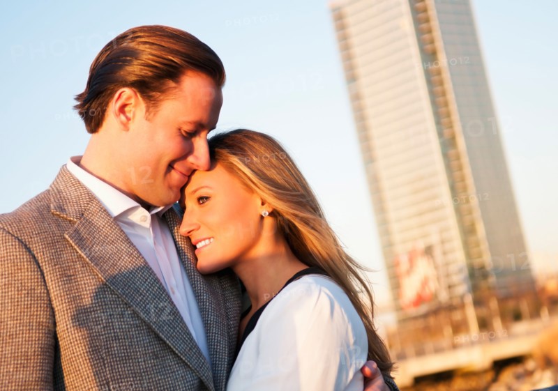 USA, New York, Long Island City, Young couple embracing outdoors. Photo : Daniel Grill