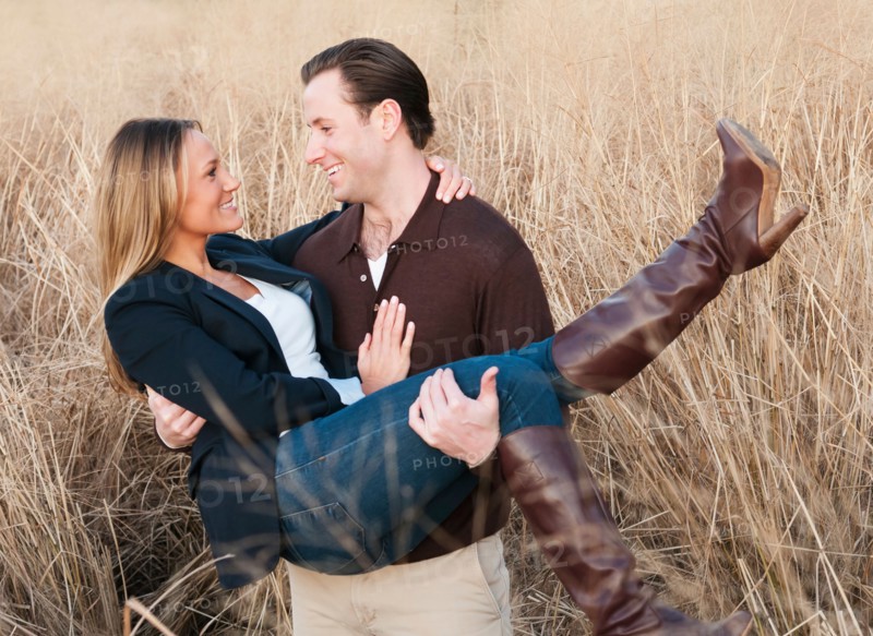 Happy young couple on wheat field. Photo : Daniel Grill