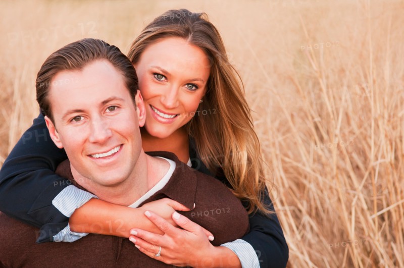 Portrait of happy young couple on wheat field. Photo : Daniel Grill