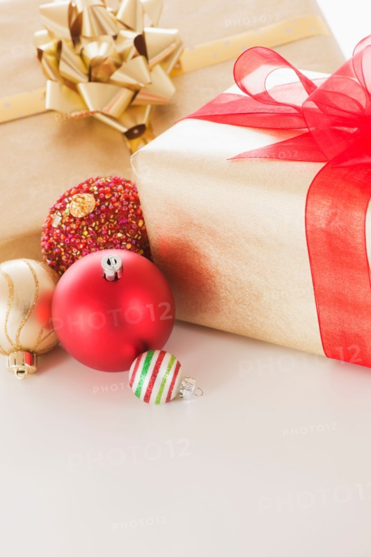 Studio shot of Christmas ornaments and presents. Photo : Daniel Grill